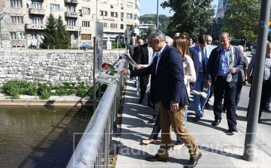 Položeno cvijeće u znak sjećanja na herojsku odbranu Sarajeva